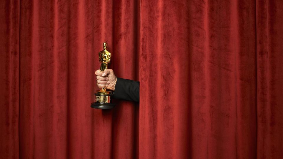 Taika Waititi zeigt seinen Drehbuch-Oscar für "Jojo Rabbit"