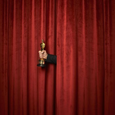 Taika Waititi zeigt seinen Drehbuch-Oscar für "Jojo Rabbit"