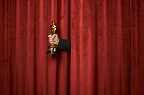 Taika Waititi zeigt seinen Drehbuch-Oscar für "Jojo Rabbit"