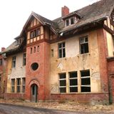 Die ersten Gebäude auf dem Gelände entstanden 1896 durch eine Initiative des Deutschen Roten Kreuzes.