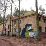 Viele Gebäude waren bereits beim Abzug der Roten Armee in einem schlechten Zustand. Nach der Wende blieb eine neue Nutzung lange unklar.