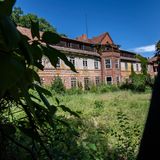 Schauplatz der Handlung sind eigentlich die Beelitz-Heilstätten. Doch deren Besitzer befürchteten, dass durch den Film "Heilstätten" weitere Abenteuertouristen angelockt werden.