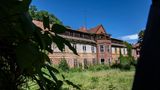 Schauplatz der Handlung sind eigentlich die Beelitz-Heilstätten. Doch deren Besitzer befürchteten, dass durch den Film "Heilstätten" weitere Abenteuertouristen angelockt werden.