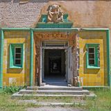 Glasierte Kacheln am Eingang: Ungefähr die Hälfte der 30 Gebäude steht unter Denkmalschutz.