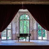 Wie an der kyrillischen Schrift über dem Bühnenvorhang zu erkennen ist, wurde die Heilstätte Grabowsee zeitweilig auch von den Russen genutzt.