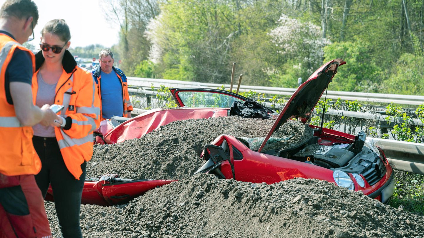 Zerstörter Pkw auf der B3