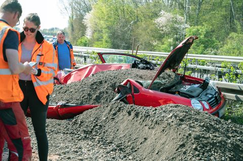 Zerstörter Pkw auf der B3