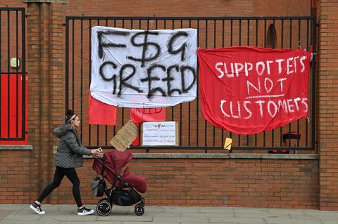 Am Stadion an der Anfield Road in Liverpool hängen Protest-Plakate von Fans