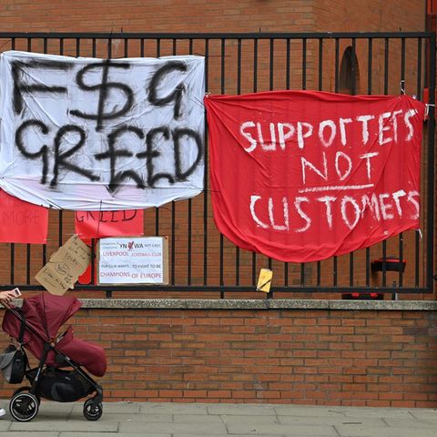 Am Stadion an der Anfield Road in Liverpool hängen Protest-Plakate von Fans