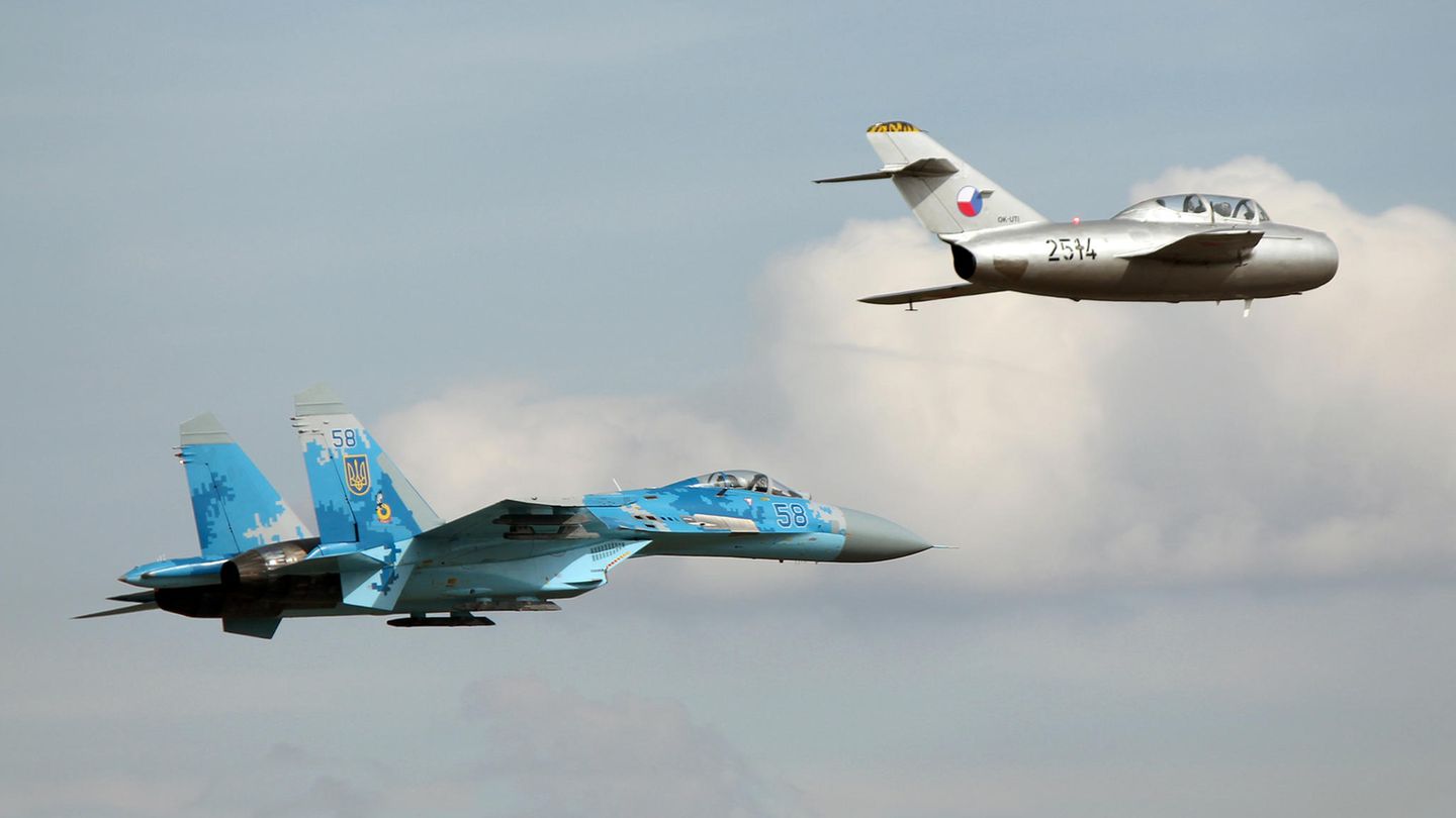 Bei Luftshows ist die MiG-15 immer noch zu sehen. Hier mit einer SU-27.