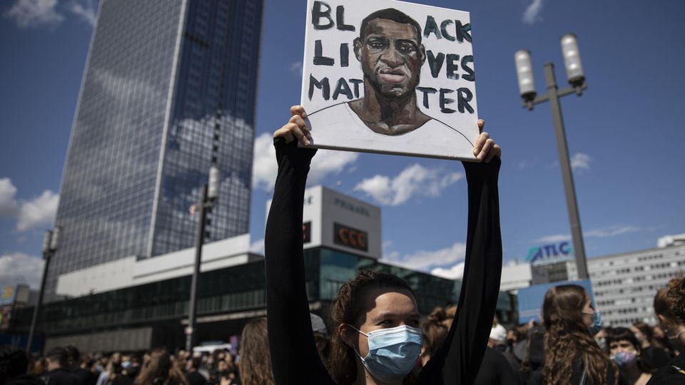 Die Serie zum Wettbewerb: Anfang Juni 2020 demonstrieren Tausende auf dem Berliner Alexanderplatz gegen Rassismus und Polizeigewalt. Deutschlandweit finden vergangenen Sommer mehr als ein Dutzend Proteste der Bewegung "Black lives matter" statt. Anfang Juni 2020 demonstrieren Tausende auf dem Berliner Alexanderplatz gegen Rassismus und Polizeigewalt. Deutschlandweit finden vergangenen Sommer mehr als ein Dutzend Proteste der Bewegung "Black lives matter" statt.