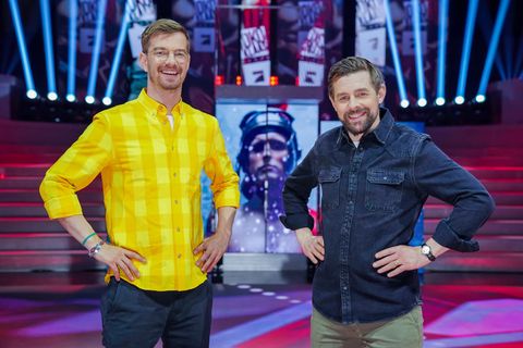 Die Entertainer Joko Winterscheidt (l.) und Klaas Heufer-Umlauf stehen in der Kulisse ihrer ProSieben-Show "Joko & Klaas gegen ProSieben"