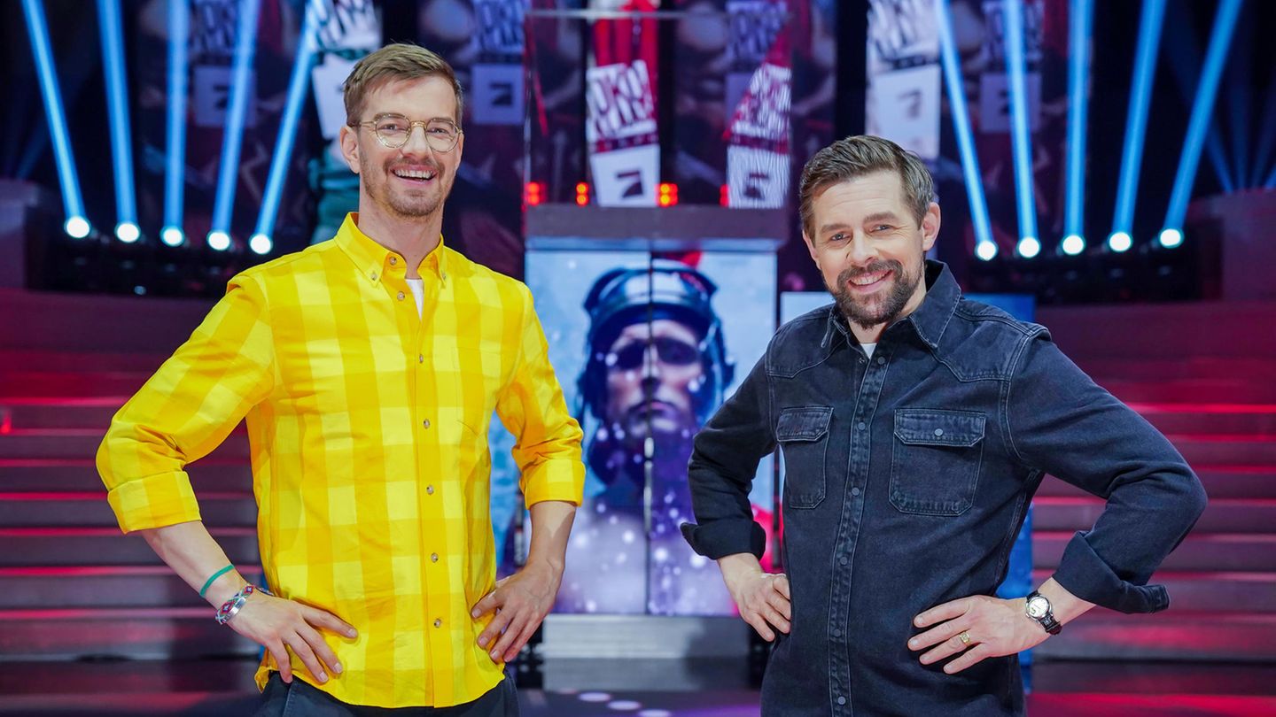 Die Entertainer Joko Winterscheidt (l.) und Klaas Heufer-Umlauf stehen in der Kulisse ihrer ProSieben-Show "Joko & Klaas gegen ProSieben"