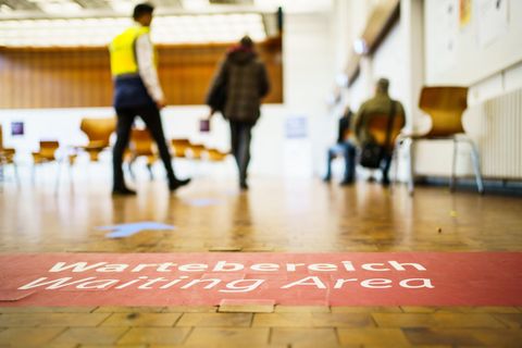 Rheinland-Pfalz, Mainz: Menschen gehen im Impfzentrum der Landeshauptstadt in den Wartebereich