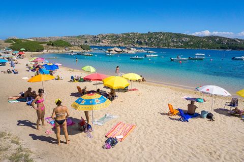 Reisen in Corona-Zeiten: Menschen am Badestrand bei Santa Reparata auf Sardinien