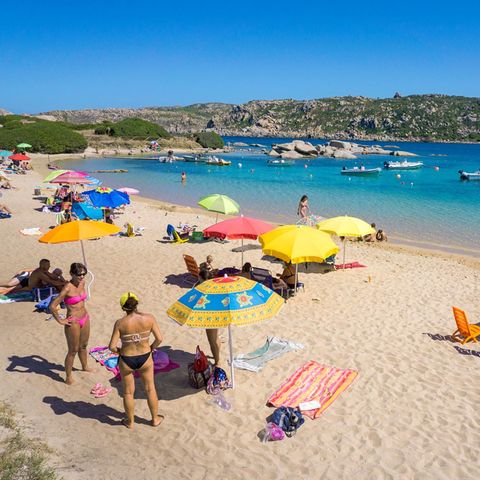 Reisen in Corona-Zeiten: Menschen am Badestrand bei Santa Reparata auf Sardinien