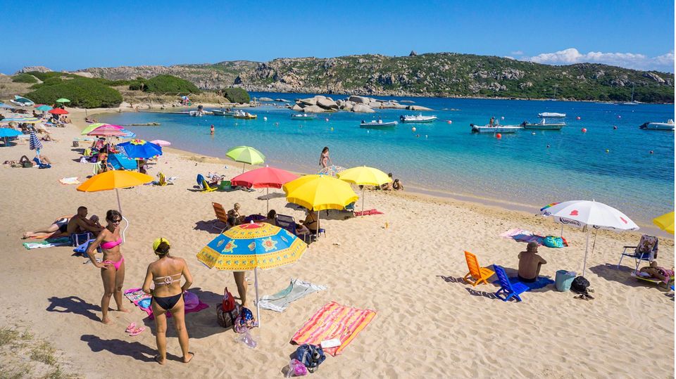 Reisen in Corona-Zeiten: Menschen am Badestrand bei Santa Reparata auf Sardinien