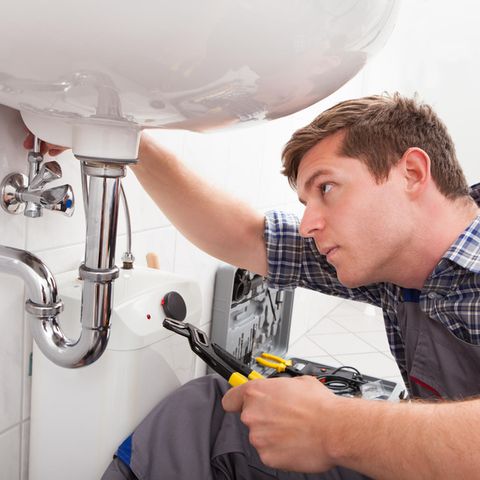 Mietrecht: Dusche, Lichtschalter, Steckdose: Welche Reparaturen Mieter zahlen müssen und welche nicht