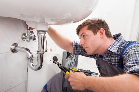 Mietrecht: Dusche, Lichtschalter, Steckdose: Welche Reparaturen Mieter zahlen müssen und welche nicht