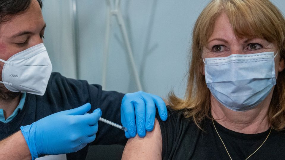 Nachlassende Immunantwort: Biontech-Mitgründerin Türeci hält dritte Corona-Impfdosis für wahrscheinlich nötig