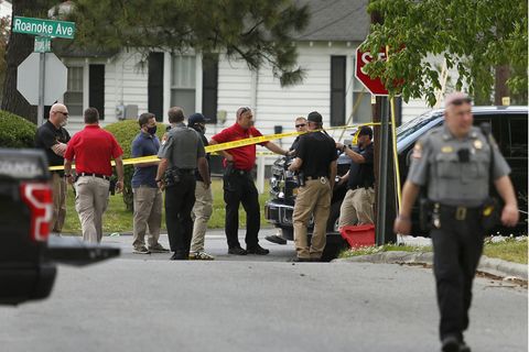Polizeibeamte stehen am Tatort in der US-Kleinstadt Elizabeth City
