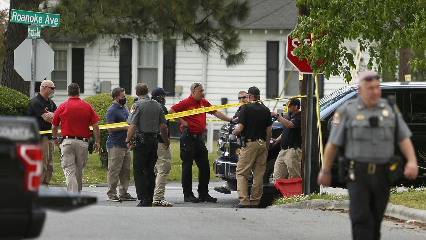 Polizeibeamte stehen am Tatort in der US-Kleinstadt Elizabeth City