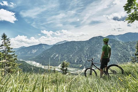 Karwendel: Entlang der Isar kann man bis nach München radeln – und ab und zu in die Berge ausweichen