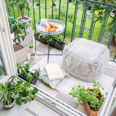 Lichterkette und Pflanzen als Sommer-Deko auf dem Balkon