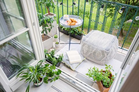 Lichterkette und Pflanzen als Sommer-Deko auf dem Balkon