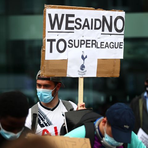 Anhänger der Tottenham Hotspur protestieren gegen die Super League