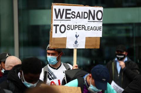 Anhänger der Tottenham Hotspur protestieren gegen die Super League