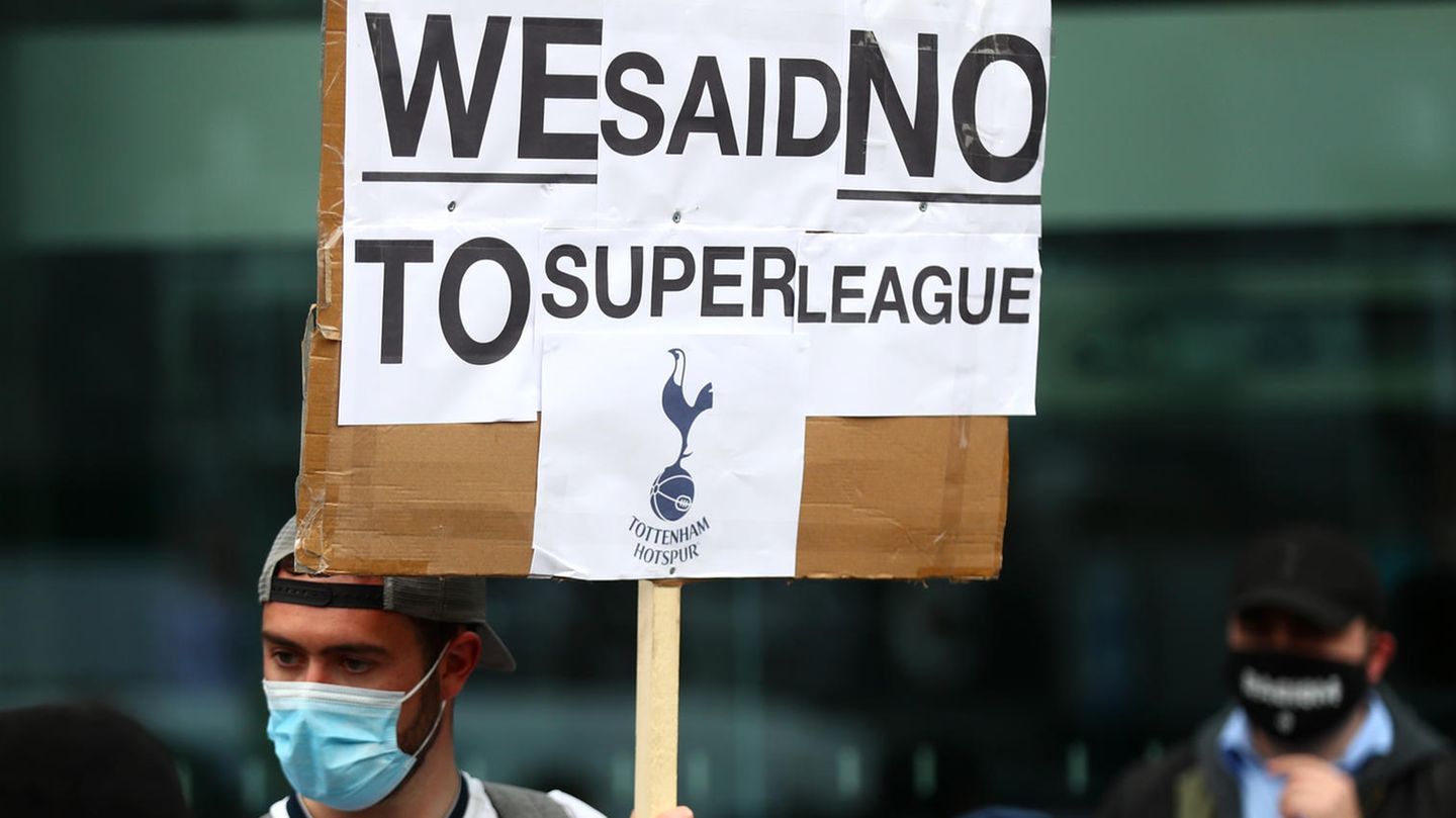 Anhänger der Tottenham Hotspur protestieren gegen die Super League