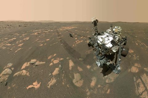 Mars Rover Perseverance mit Drohne Ingenuity auf der Mars-Oberfläche
