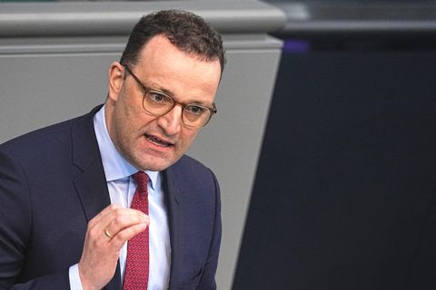 Jens Spahn (CDU), Bundesminister für Gesundheit, spricht in der Sitzung des Bundestags