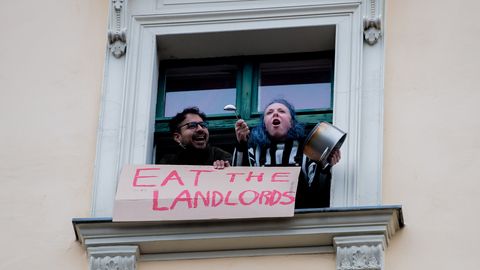 Zwei Berliner protestieren gegen das Urteil zum Mietendeckel