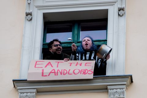 Zwei Berliner protestieren gegen das Urteil zum Mietendeckel