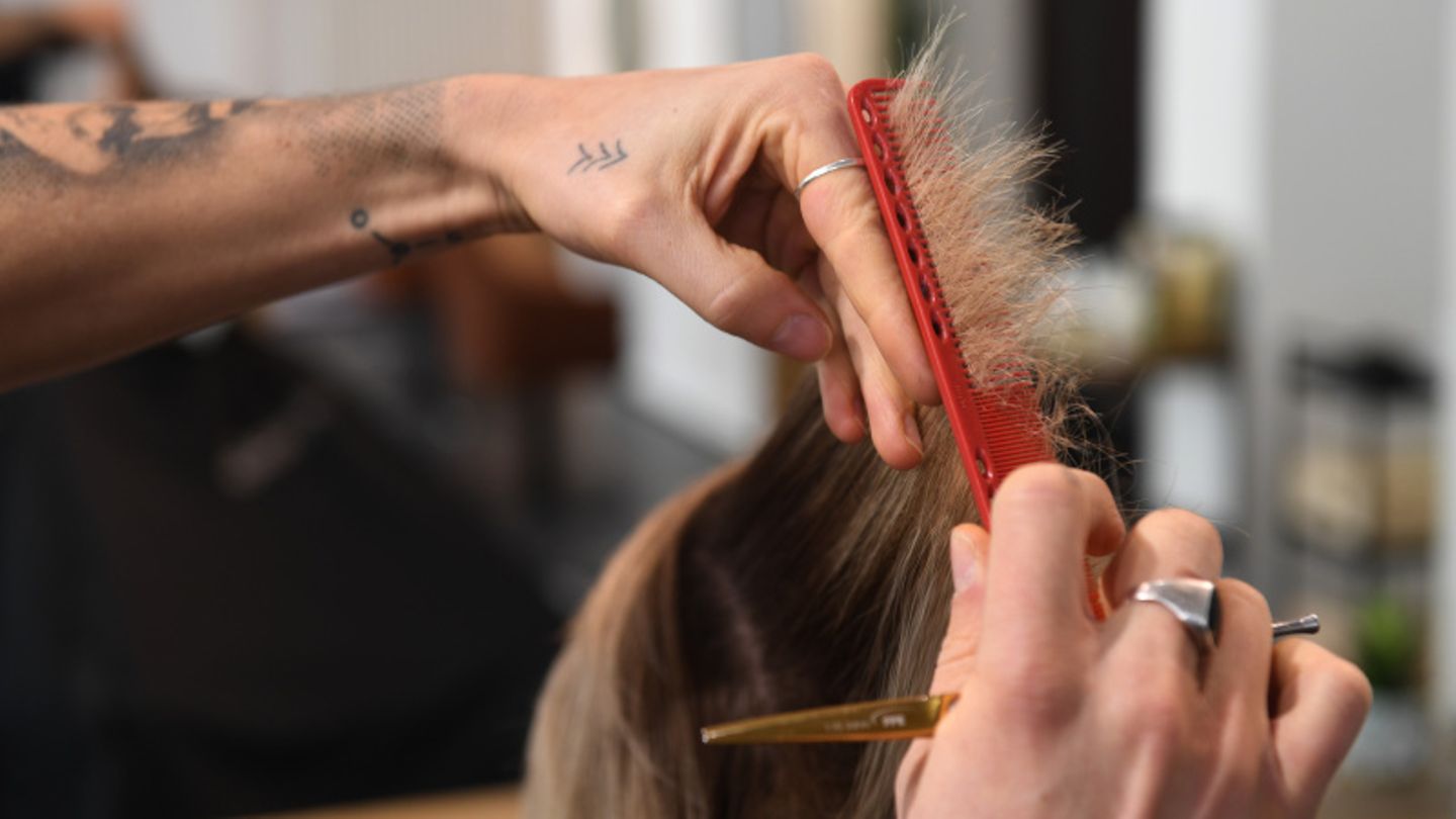Ein Friseur schneidet Haare