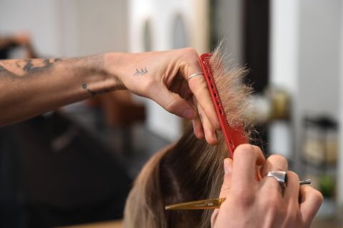 Ein Friseur schneidet Haare