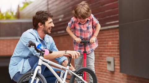Reifendruck Fahrrad: Kleiner Junge pumpt mit einer Ständerpumpe sein Rad auf