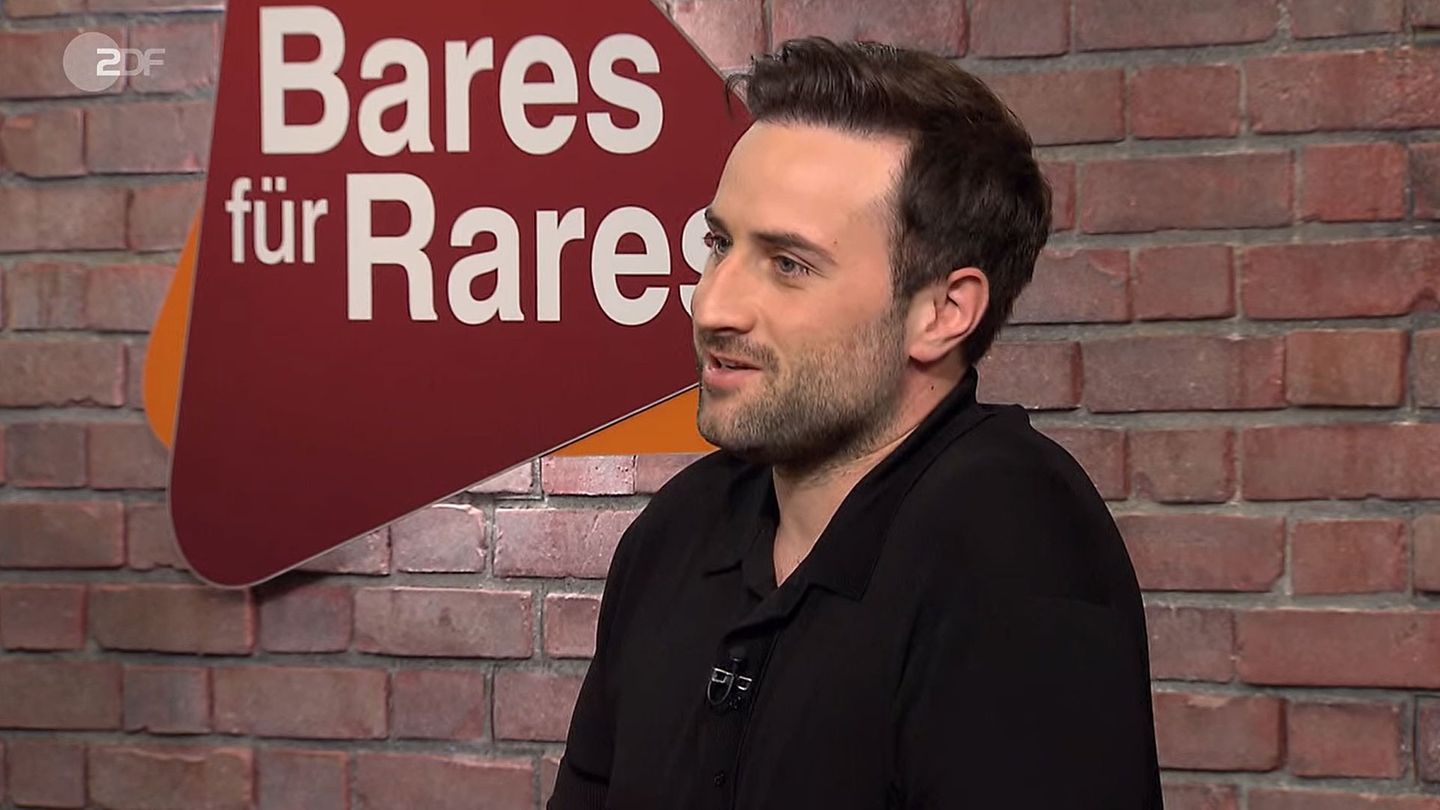 David Suppes sitzt im Studio von Bares für Rares in Pulheim