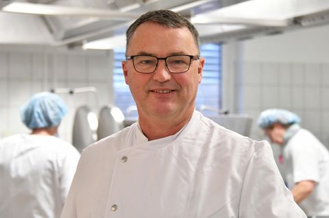 "Wenn ich Granatapfelkerne über den Salat streue, halten mich hier alle gleich für einen Gott": Peter Frühsammer ist Sternekoch. Nun leitet er eine Krankenhausküche.