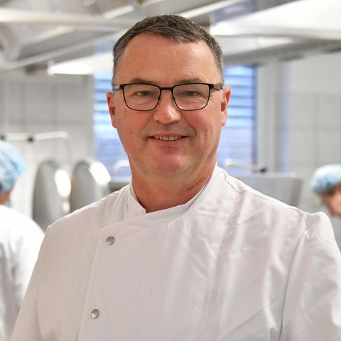 "Wenn ich Granatapfelkerne über den Salat streue, halten mich hier alle gleich für einen Gott": Peter Frühsammer ist Sternekoch. Nun leitet er eine Krankenhausküche.