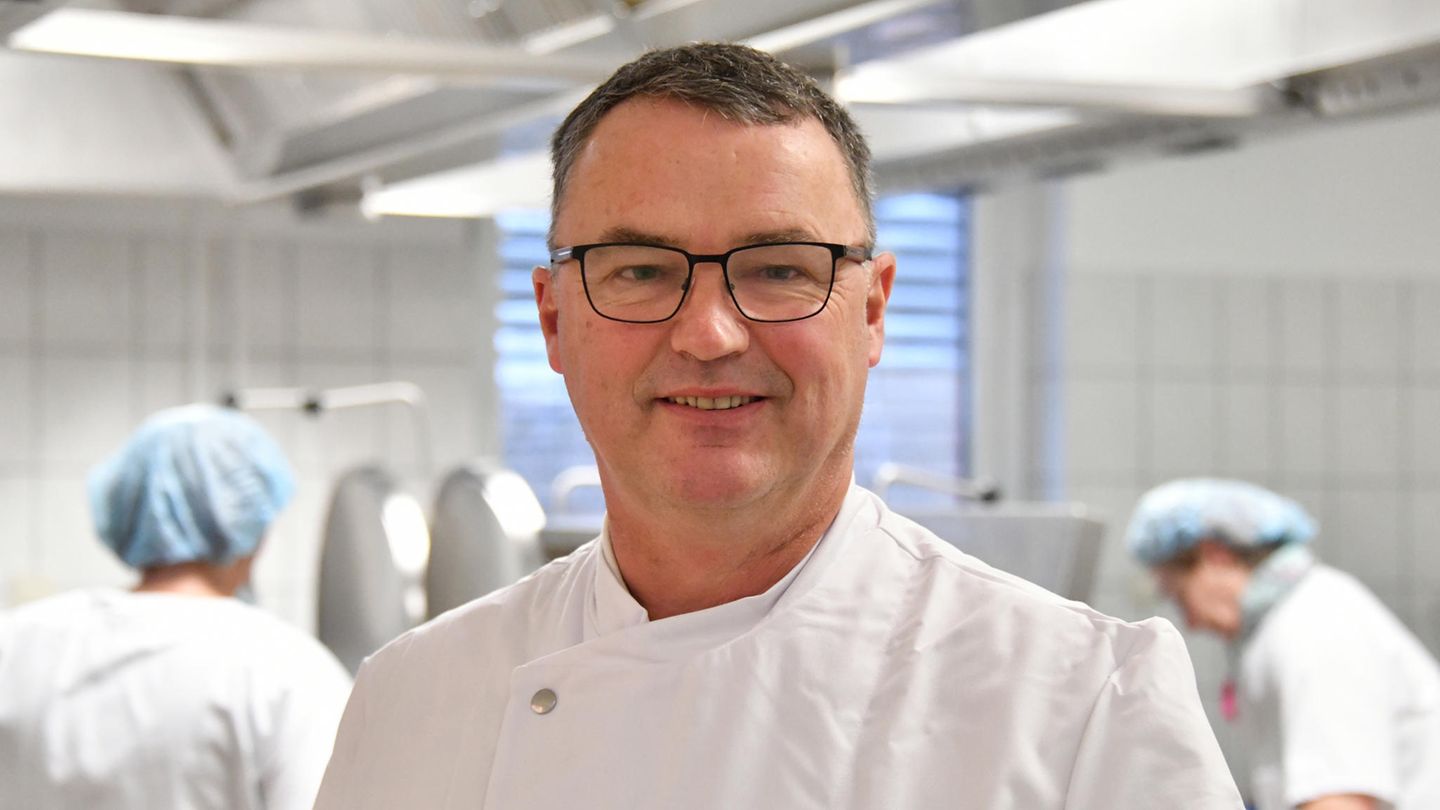 "Wenn ich Granatapfelkerne über den Salat streue, halten mich hier alle gleich für einen Gott": Peter Frühsammer ist Sternekoch. Nun leitet er eine Krankenhausküche.