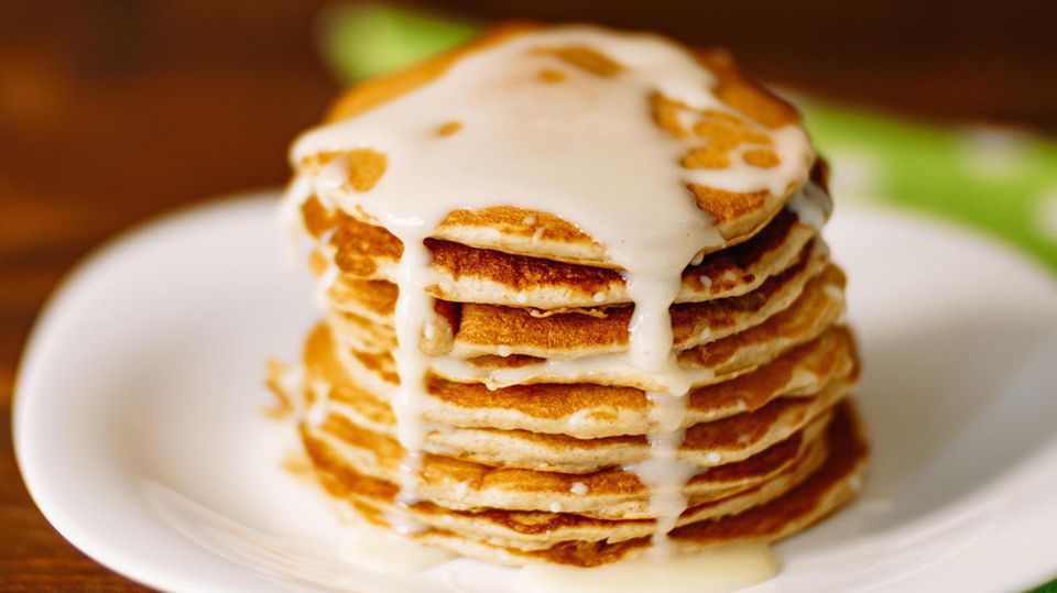Mehrere Pancakes auf einem Teller