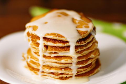 Mehrere Pancakes auf einem Teller