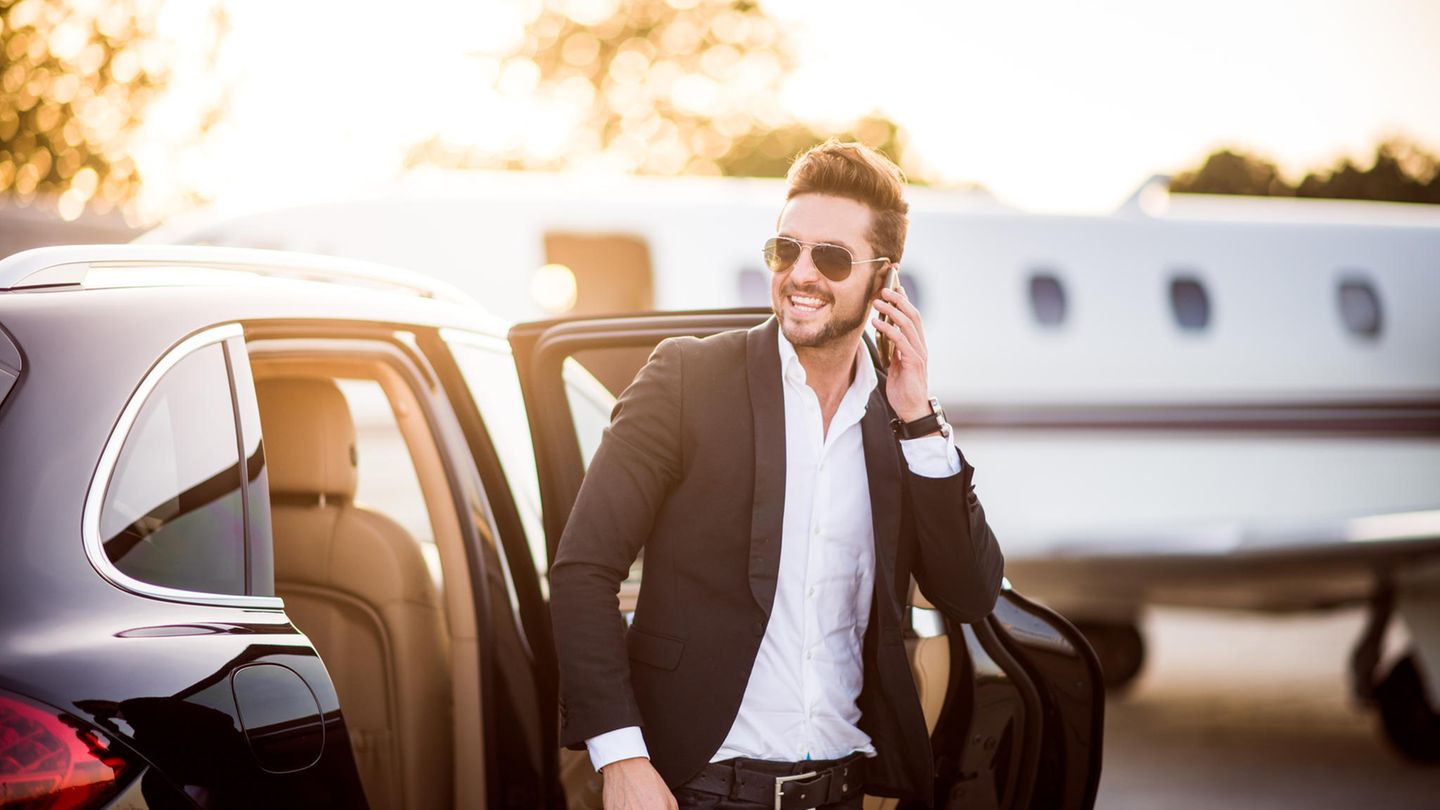 Businessmann am Auto Businessmann am Auto