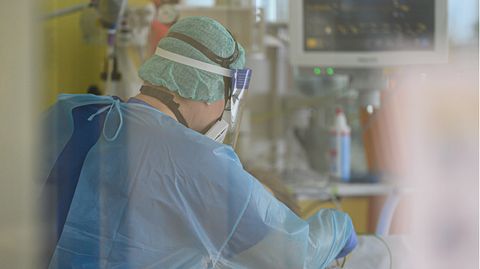 Pfleger auf der Covid-19-Intensivstation im Städtischen Klinikum Dresden