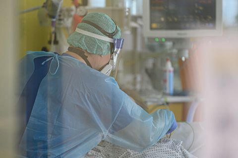 Pfleger auf der Covid-19-Intensivstation im Städtischen Klinikum Dresden