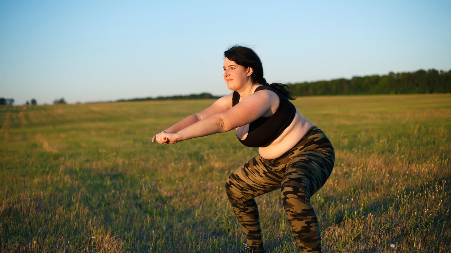 Squats    Wer sich einen straffen Hintern wünscht, kommt um Kniebeugen, sogenannte Squats, nicht umhin. Hierzu werden die Füße hüftbreit parallel platziert, der Oberkörper bleibt aufrecht. Dann die Knie beugen und den Hintern absenken, bis die Oberschenkel parallel zum Boden ausgerichtet sind. Auch hier dürfen die Knie nicht über die Fußspitzen herausragen. Das Gewicht lagert größtenteils auf den Fersen. Die Position kurz halten, dann kontrolliert nach oben drücken, die Knie dabei nicht gänzlich durchstrecken. Drei Sets à 25 Wiederholungen.      Fortgeschrittene können das hochzudrückende Gewicht steigern, indem sie eine Langhantel auf den Schultern platzieren oder mit Kugelhanteln, sogenannten Kettlebells, arbeiten.