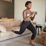 Lunges   Bei Lunges handelt es sich um Ausfallschritte, durch die vor allem der große Gesäßmuskel trainiert wird. Aber auch Beinstrecker und Beinbeuger profitieren davon. Zusätzliches Equipment wird nicht benötigt. Gestartet wird im Stehen, die Füße mit leichter Distanz parallel platziert. Das rechte Bein macht einen Ausfallschritt nach vorn und stoppt in der Bewegung, sobald der Oberschenkel parallel zum Boden ist. Achtung: Das Knie darf hierbei nicht über die Fußspitze herausragen. Anschließend in die Ausgangsposition zurückkehren und das linke Bein nach vorn bringen. Pro Seite 15 Wiederholungen à drei bis fünf Runden.      Wer die Intensität steigern möchte, kann einen Lunge-Walk absolvieren. Hier wird nach dem Ausfallschritt nicht in die Ausgangsposition zurückgekehrt, sondern mit dem linken Bein direkt der nächste Ausfallschritt gemacht.